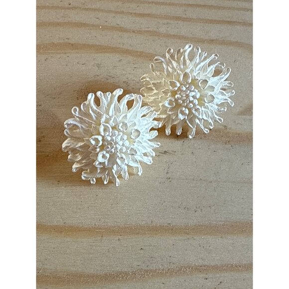 Chrysanthemum-Shaped White Lace Stud Earrings - Picture 1 of 4